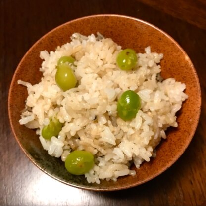 とても美味しいです。ジャコは炊く前から入れ、炊き上がってから銀杏を混ぜ醤油で味つけるのは銀杏も崩れず、醤油の香りも立って素晴らしいです。ありがとうございます。